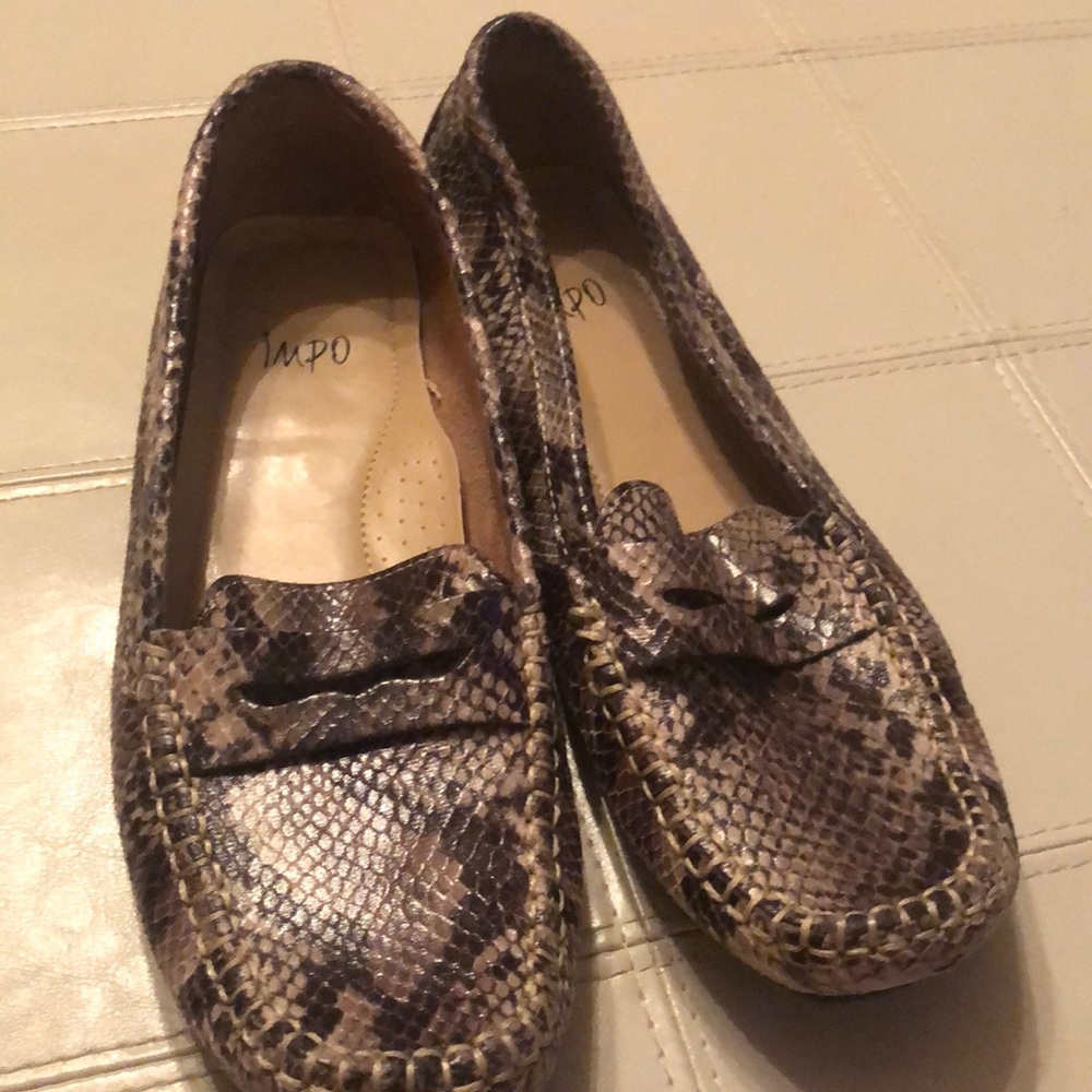 IMPO. Flat flexible snakeskin pattern